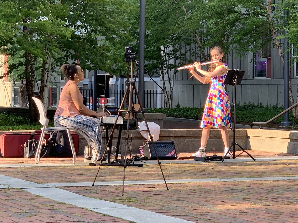 ProfNancyHill's tweet photo. It’s a lovely evening for an outdoor #concert with @sheiladelbosque sponsored by @gradcommons @Harvard. We are raising funds to reduce hunger and #foodinsecurity with @foodforfreeorg #spring #classesaredone https://t.co/GPAVcLxSKJ