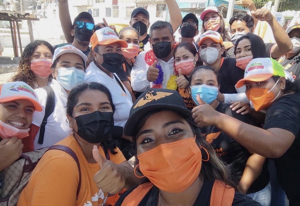 Maura_Arredondo's tweet photo. Recorriendo barrancas que deberían ser andadores para saludar a los vecinos de la colonia del PRI en #Acapulco con nuestro candidato #ElBrother @ramirosolorio vamos a recuperar la grandeza de #Acapulco #ProhibidoRendirse
@MovCiudadanoMX
@MujeresMovMX https://t.co/ujfvS2TZtj