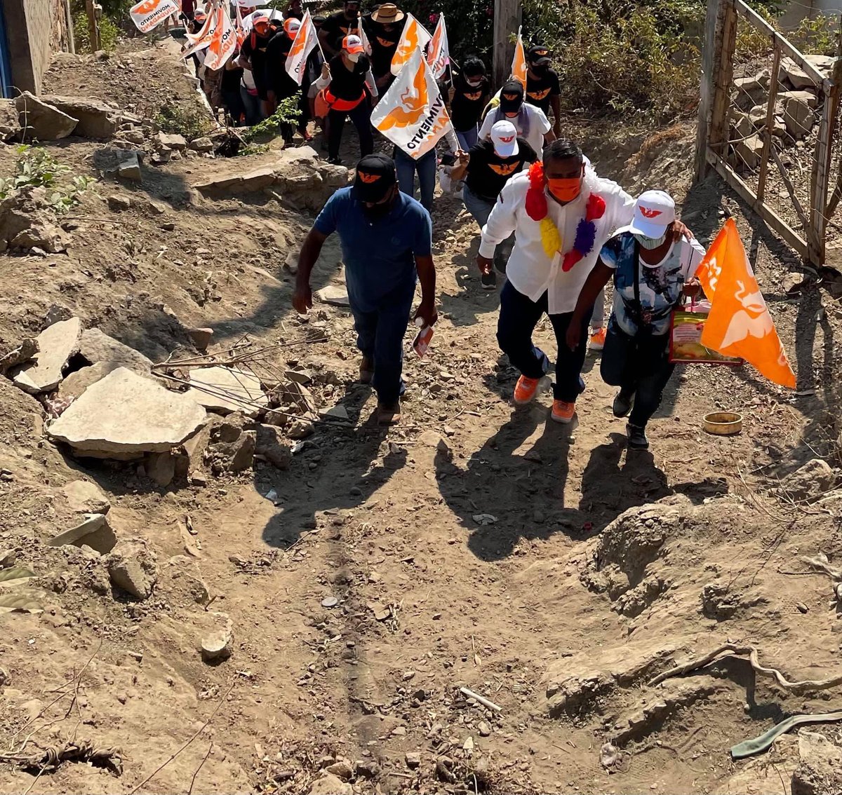 Maura_Arredondo's tweet photo. Recorriendo barrancas que deberían ser andadores para saludar a los vecinos de la colonia del PRI en #Acapulco con nuestro candidato #ElBrother @ramirosolorio vamos a recuperar la grandeza de #Acapulco #ProhibidoRendirse
@MovCiudadanoMX
@MujeresMovMX https://t.co/ujfvS2TZtj