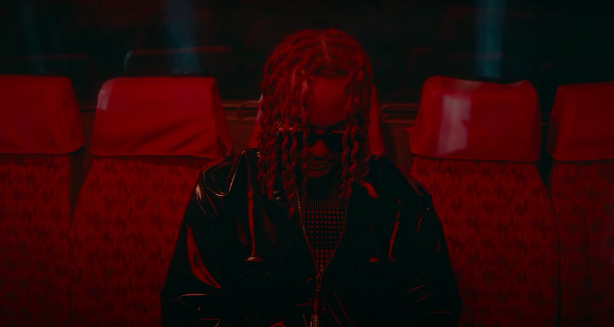 GeniusFrance's tweet photo. Moji x Sboy laisse la magie opérer et passe au niveau supérieur avec le clip de "CHIMIQUE", en featuring avec Luv Resval !

🐍 https://t.co/AQTU1ZV3LC https://t.co/0vlb3jBrnB