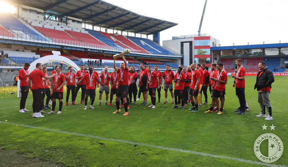 slaviaofficial's tweet photo. Pohár nad hlavou 🏆
Svět u nohou 🌍
#SKSdouble https://t.co/02Ppmz9ZRY