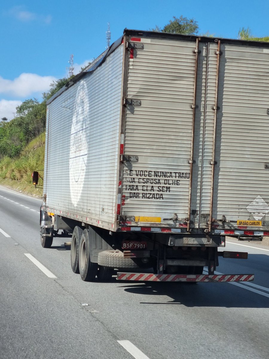 caue_tucci's tweet photo. Coisas aleatórias que vejo na estrada! 

"Se você nunca traiu sua esposa olhe para ela sem dar risada." 

Ass. Caminhoneiro aleatório. https://t.co/Q72v42yYq6
