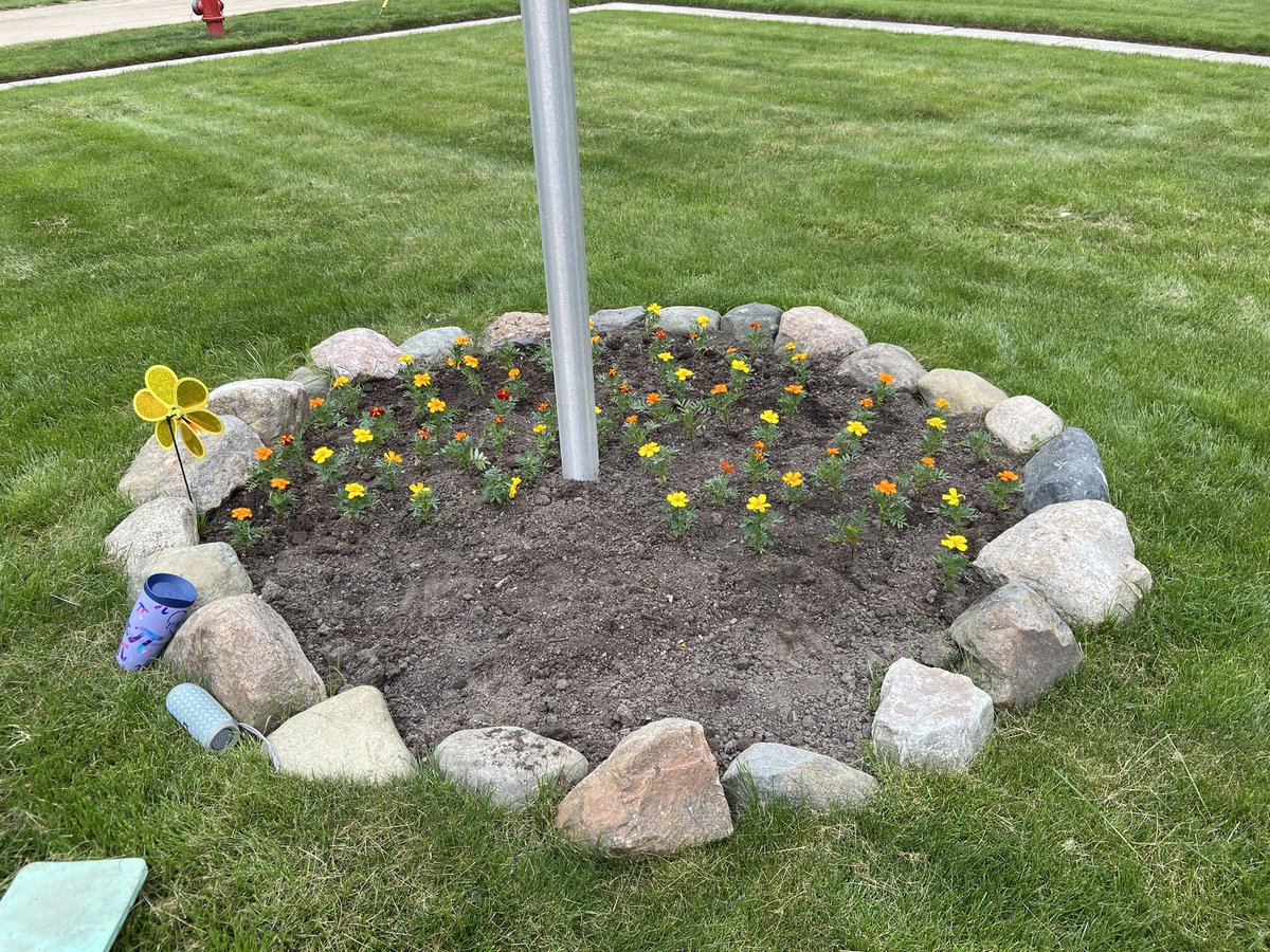 MrsLawsonTechEd's tweet photo. I think I need to by more flowers! 😬#whymathmatters #estimationcounts #oops https://t.co/M8S6fnZDT4