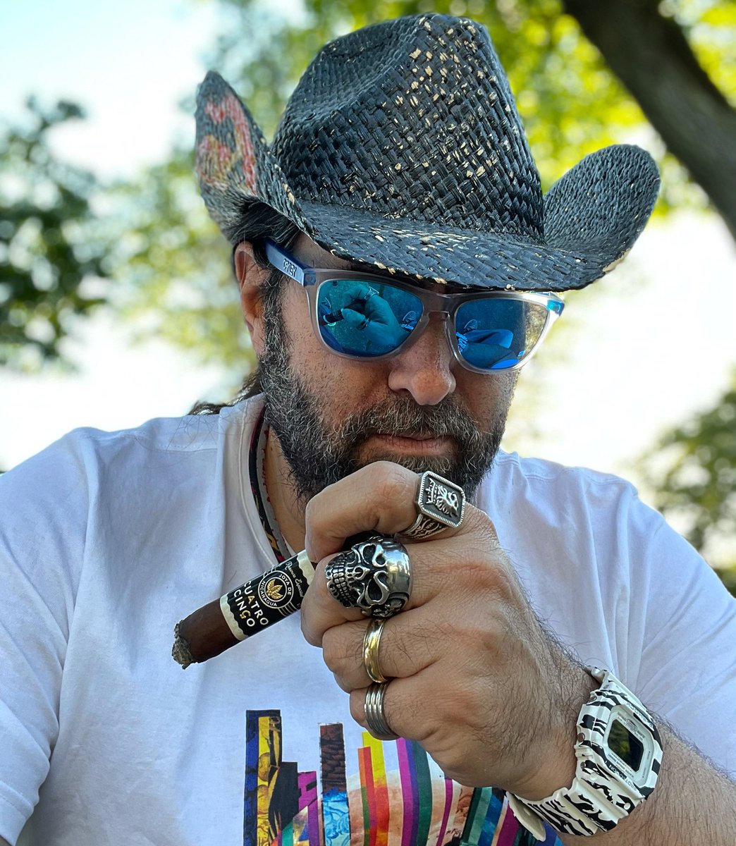 mattyrock2k's tweet photo. Much love peeps. It’s almost Friday. Another perfect night at The Bench. Knocking out a lil Joya De Nicaragua Cuatro Cinco action to wind down the day. #love #TheBench #joyadenicaragua #de4l #botl #sotl #nicaragua #huskyaquaman #ruizing #petergrimm https://t.co/7hgwQRvE6B