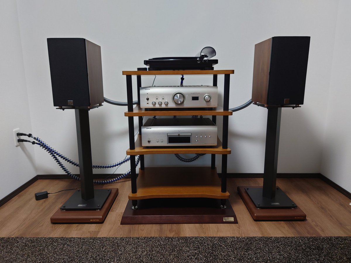 musicheart1977's tweet photo. 引っ越しして１週間。
オーディオルーム作製中🎵

今回はオーディオボードを購入👛

見た目も豪華になり
音質も大きく向上❗

前の家サイズなんで電源ケーブルと
スピーカーケーブルが短い…💦

少しずつ気長にやっていこ💪😬

＃オーディオルーム
#DENON ＃DALI #TAOC
#Helca1 #KRIPTON https://t.co/gkU9McQbMZ