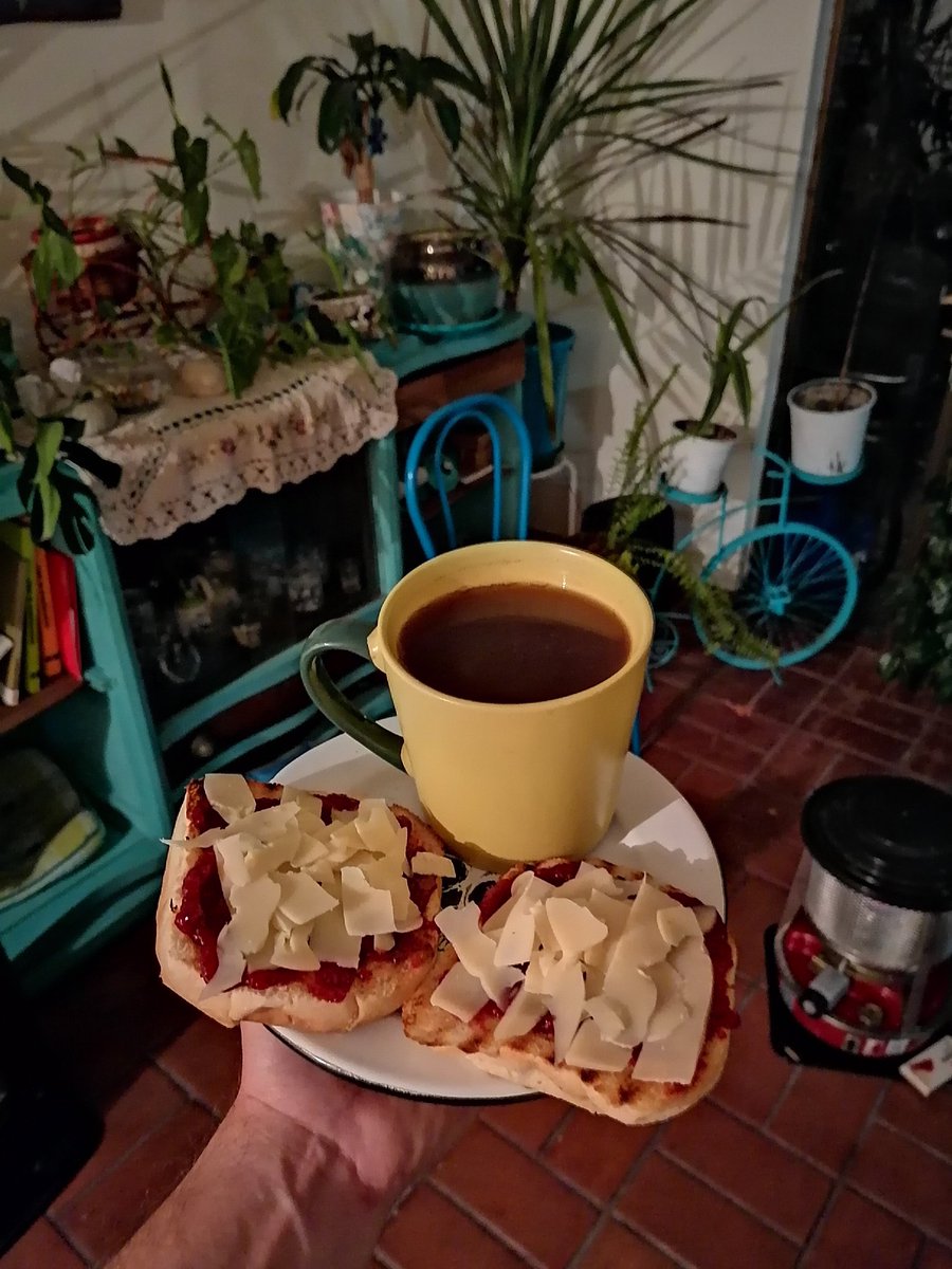 snakenovoa's tweet photo. Cenita de lluvia. 
Pancito tostado con mantequilla, mermelada queso gruyere y medio litro de té. #FeelLikeASir 💅🏻 https://t.co/bFKjbZQFmc
