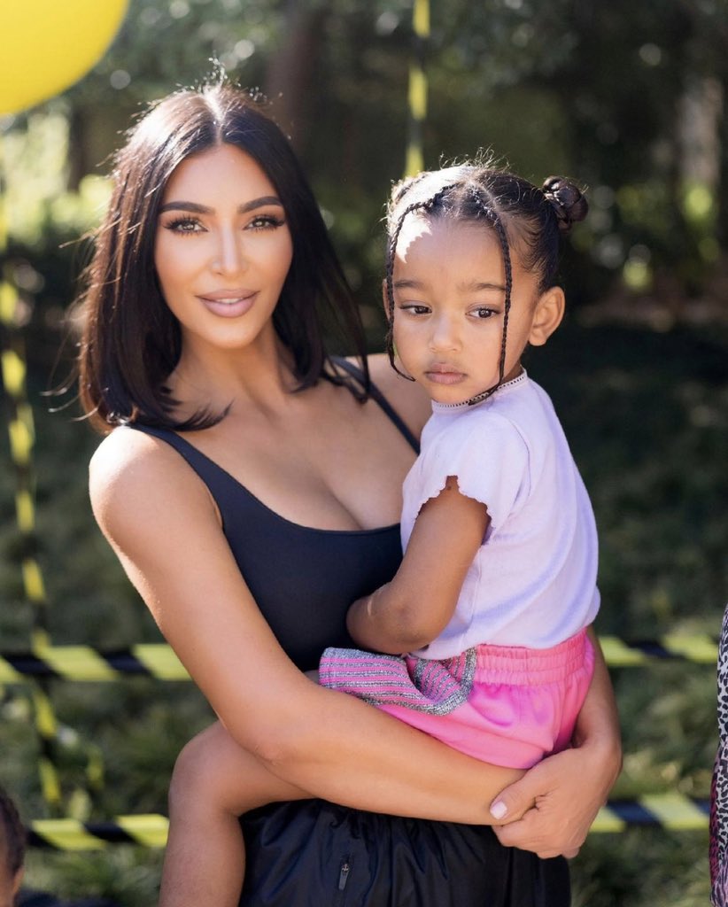 KimKardashian's tweet photo. 🦺 🚧🏗 https://t.co/dS4ZDsZ5k1