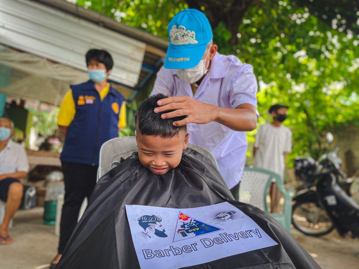1st_Army_Area's tweet photo. กองพลทหารม้าที่ 2 รักษาพระองค์ 
โดย กองพันทหารม้าที่ 17 กรมทหารม้าที่ 1 รักษาพระองค์ 
- จัดส่งเครื่องอุปโภคถึงมือประชาชนผู้ยากไร้
- ตัดผมถึงที่พักอาศัยประชาชน
- จัดรถแจกจ่ายอาหารสดเครื่องอุปโภค-บริโภค (รถพุ่มพวง)
- Food Truck รถโจ๊กปันสุข
ณ พื้นที่ ต.ปากข้าวสาร อ.เมือง จ.สระบุรี https://t.co/4cLw3oeWy5