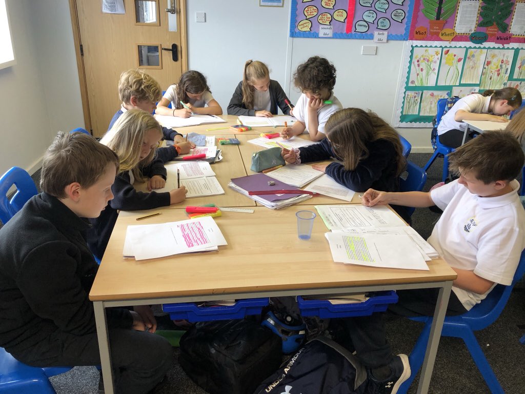 LauraFalconer21's tweet photo. Working on our summarising skills 📖 ✍🏻 👀 #mainideas #keyinformation #tothepoint https://t.co/9VGUw5IXDH