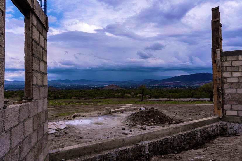Desde hace meses, escudados detrás de una larga barda, se ha llevado a cabo una construcción con maquinaria pesada en TEOTIHUACAN. A pesar de las suspensiones del <a href="/INAHmx/">INAH</a> las obras han continuado en la antigua “ciudad roja” de Oztoyahualco.
Comparte #RT 
bit.ly/3oEWyM7