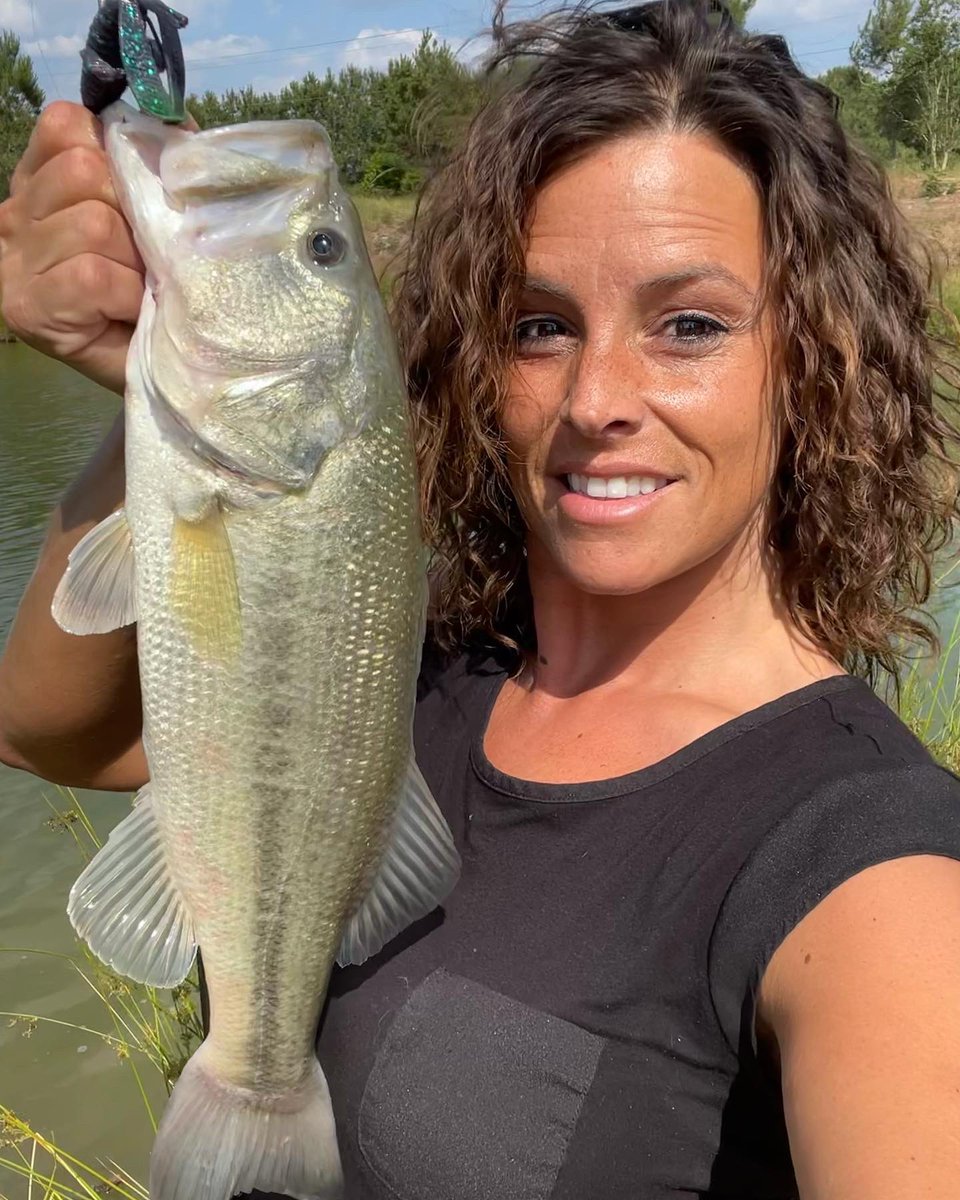 samanthalgay's tweet photo. I think #throwembackthursday may be my favorite day of the week, right after Friday, of course. #tbt #throwbackthursday #airrusrods #lewsfishing #strikeking #ragetail #ragebug #rageswimmer #spinnerbait #bassfishing #largemouthbass #catchandrelease #womemakingwaves https://t.co/I50mxuOjsw