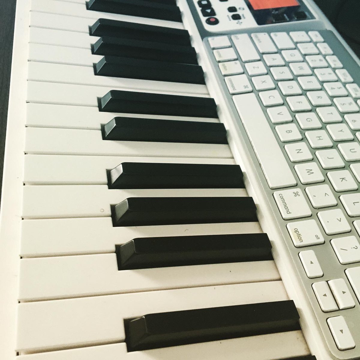 JD_Walker's tweet image. Grateful for the tools I have to my advantage.. I’m also excited about the new upgrades coming this summer. #universalaudioapollo #maschineMk3 #macbookpro15 #yamahahs8 #reason11 #soulvibemusic