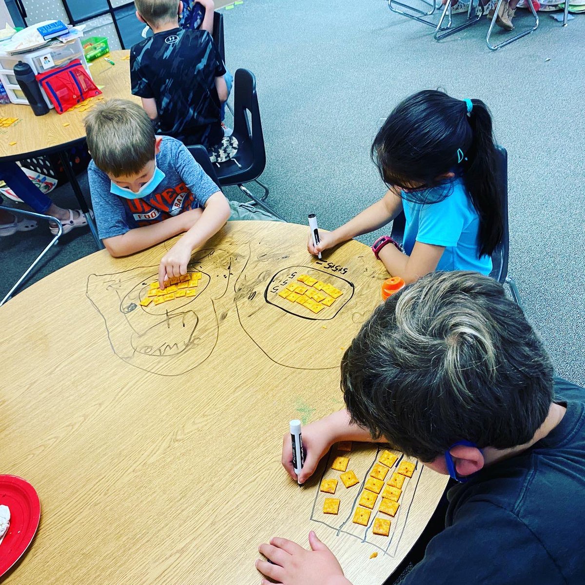 msblecharsclass's tweet photo. We introduced arrays in math today. Best part? Getting to eat our Cheez-Its afterwards. Food always makes learning more fun. 😆 #oneflagstone #2ndgraderocks https://t.co/cxYRzzlXN0