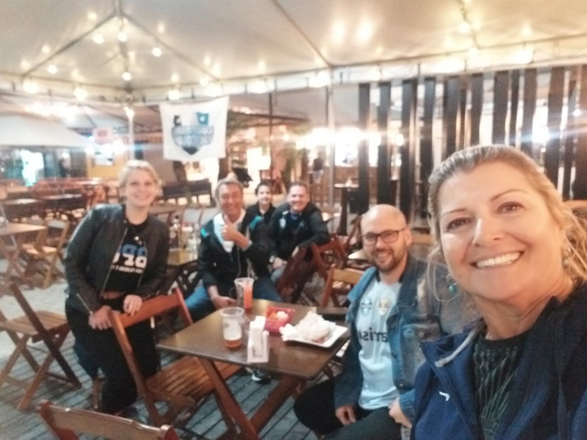 GremioConfraria's tweet photo. @GremioRadio Itapema é Grêmio. 
Eu @JUAREZLIMA18 Adriano, Arthur, Tayná e Clairton ligados na mais azul das rádios, vibrando pelo @Gremio e esperando pelo abraço de vcs😂😂😂💙🇪🇪 https://t.co/emd4OOfyw1