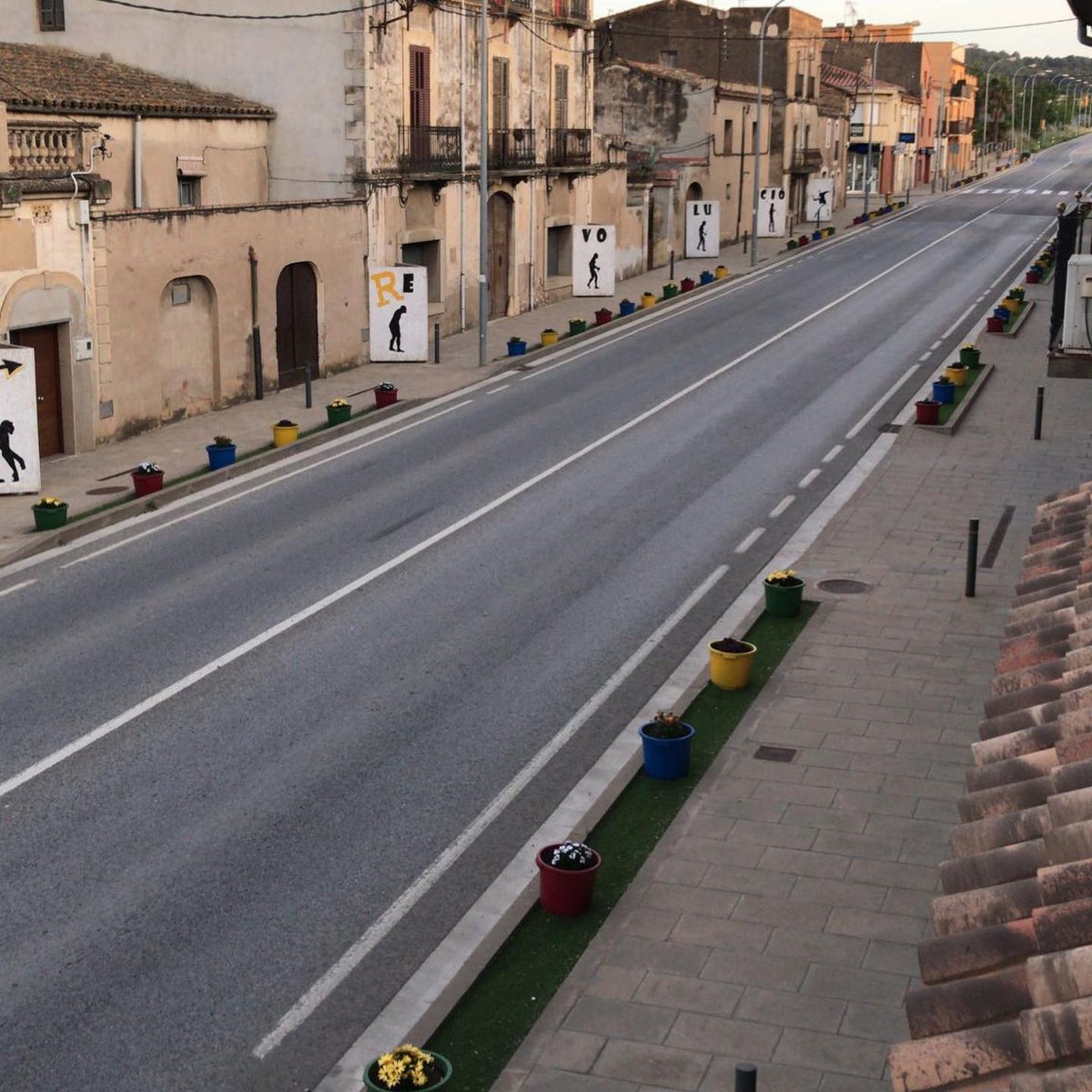 AjBascara's tweet photo. Bàscara promou la transformació de la N2 amb l'enjardinament dels parterres.
Es una de les accions programades de @VilesFlorides i busca la implicació i participació dels veïns en el manteniment i la cura dels testos. 
#fempoble #municipi #bàscara #calabuig #lesroques #Orriols https://t.co/wlW6VTFCCK