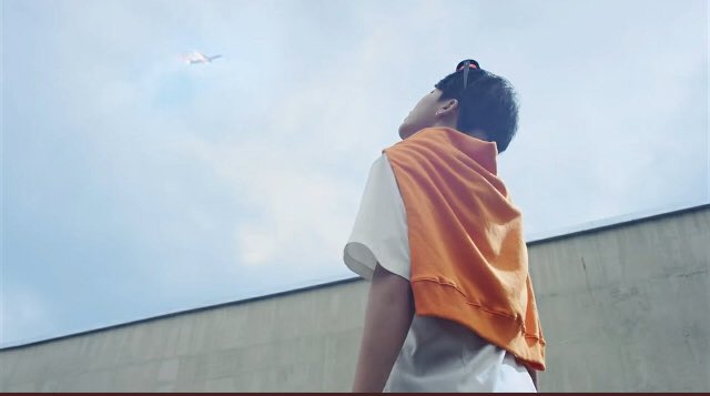 lilmiuu's tweet photo. Sonunda yere indi 

#BTS_Butter ￼ #SmoothLikeBTS #BTSBackWithButter @BTS_twt https://t.co/Y0tDggScqa