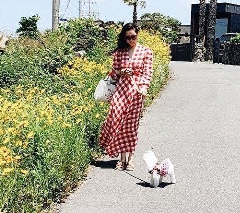 THE MATCHING OUTFITS WITH HER LITTLE PUPPY IS ADORABLE AS HELL I LOVE IT