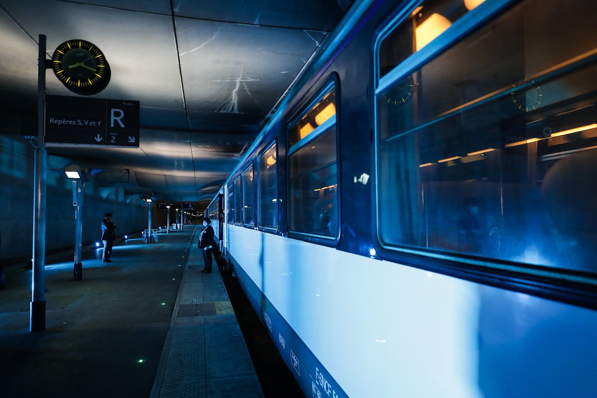 JeanCASTEX's tweet photo. S’endormir à Paris et se réveiller sur la Côte-d’Azur, c’est à nouveau possible grâce à #FranceRelance.
Cette première réouverture de ligne montre la voie : nous allons continuer à investir dans le ferroviaire, tout en améliorant le quotidien de ses usagers. https://t.co/p1JhSMQCB2