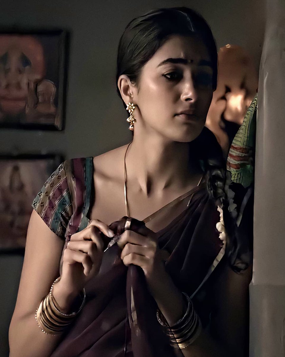 Witcher67905237's tweet photo. My First post dedicating to my fav lanja pooo
Ahaaa pooo em unnave lanja saree lo face lips👅👅 saree lo dengali https://t.co/cZ3J7OgNVf