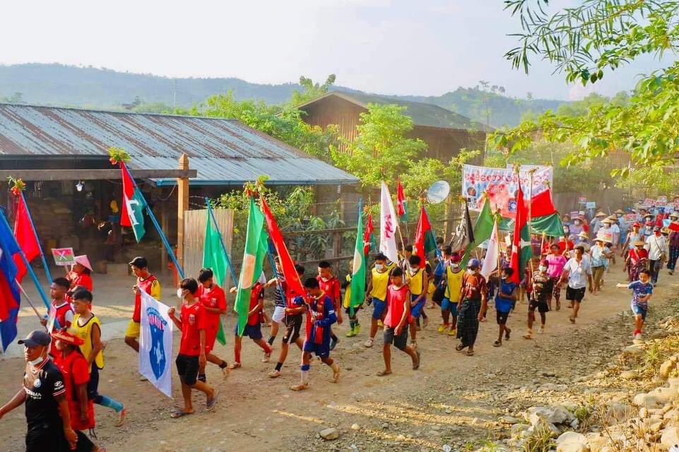 YoonPwintThu2's tweet photo. On May 21, people rallied in the Tamakhan Myothit in Hpakant Township to protest against the military dictatorship.
 #WhatsHappeningInMyanmar #MilkTeaAlliance  #May21Coup  #GlobalArmsEmbargo https://t.co/puOIZx1lwD