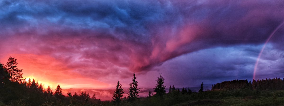 sed's tweet photo. Sunset with rainbow. #rainbow #sunset #sundown #epicset #landscape #eveninglight #beavercreekoregon #cloudscape #sunlight https://t.co/cqPnWBYTRj