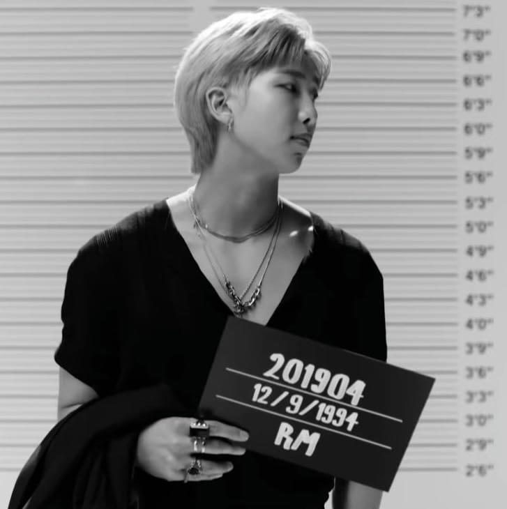 да кому вообще нужны подушки, все мечтают лежать на этой груди
#BTS_Butter #ButterToday #namjoon