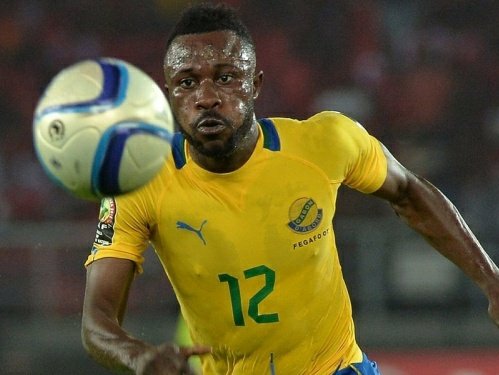 PiedsCarres's tweet photo. 🔴 INSOLITE : Le Gabon doit s’expliquer à la Confédération Africaine de football comment la mère de Guelor Kiaku, milieu de terrain international, décédée en 1986 a pu donner naissance à son fils en 1990 😅

Une histoire incroyable qui fait grand bruit en Afrique 😭 https://t.co/1kE6rc33Yf