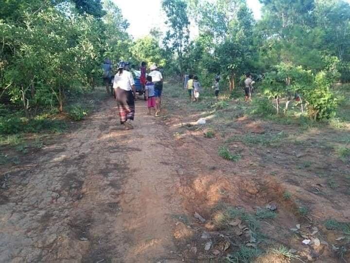 🔴in #Demoso , #Kayah State :

Military terrorists have been using heavy artillery and grenades to attack civilians in #Demoso since 9 AM. So, civilians are fleeing to a safer place not to be attacked by them !
SAVE KAYAH !
#WhatsHappeningInMyanmar
#May21Coup 
#SaveKayah