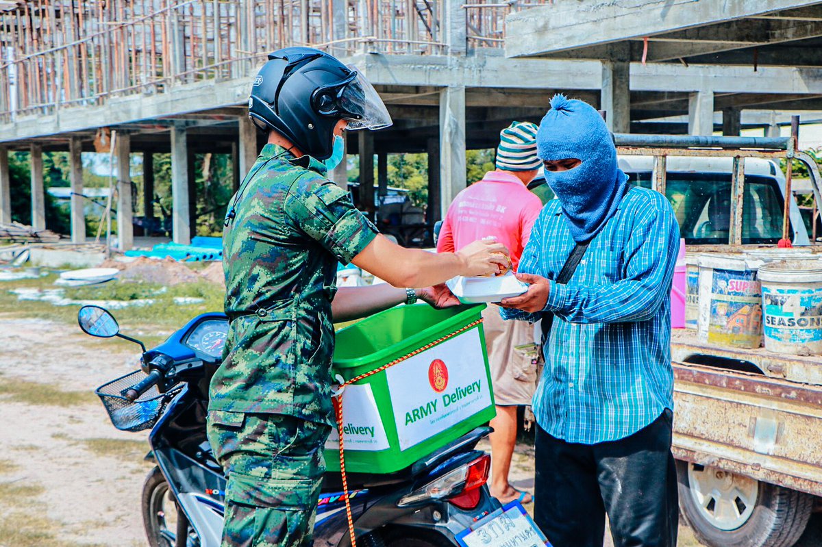 why_thahan's tweet image. Army Delivery ร.16 พัน 1 🪖🛵

แจกข้าวกล่อง+ยาสามัญประจำบ้าน 💊 ให้ชุมชนรอบค่ายประเสริฐสงคราม จ.ร้อยเอ็ด รวมถึงให้คำแนะนำ/เชิญชวนให้ประชาชนเข้ารับการ #ฉีดวัคซีน ป้องกันเชื้อ #โควิด19 💉

#ทหารมีไว้ทำไม
#ทหารเป็นที่พึ่งของประชาชนในทุกโอกาส
#กองทัพบกเพื่อประชาชน