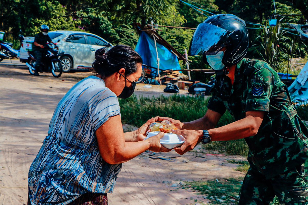 why_thahan's tweet image. Army Delivery ร.16 พัน 1 🪖🛵

แจกข้าวกล่อง+ยาสามัญประจำบ้าน 💊 ให้ชุมชนรอบค่ายประเสริฐสงคราม จ.ร้อยเอ็ด รวมถึงให้คำแนะนำ/เชิญชวนให้ประชาชนเข้ารับการ #ฉีดวัคซีน ป้องกันเชื้อ #โควิด19 💉

#ทหารมีไว้ทำไม
#ทหารเป็นที่พึ่งของประชาชนในทุกโอกาส
#กองทัพบกเพื่อประชาชน