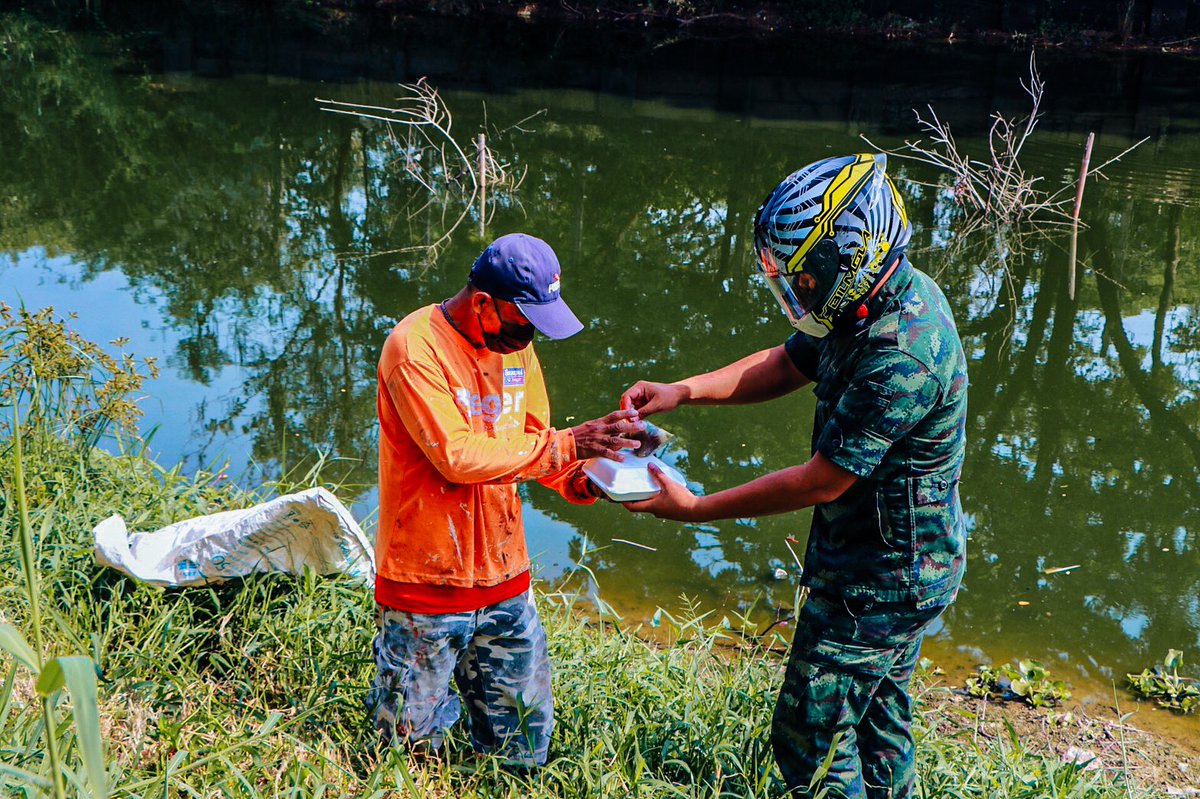 why_thahan's tweet image. Army Delivery ร.16 พัน 1 🪖🛵

แจกข้าวกล่อง+ยาสามัญประจำบ้าน 💊 ให้ชุมชนรอบค่ายประเสริฐสงคราม จ.ร้อยเอ็ด รวมถึงให้คำแนะนำ/เชิญชวนให้ประชาชนเข้ารับการ #ฉีดวัคซีน ป้องกันเชื้อ #โควิด19 💉

#ทหารมีไว้ทำไม
#ทหารเป็นที่พึ่งของประชาชนในทุกโอกาส
#กองทัพบกเพื่อประชาชน