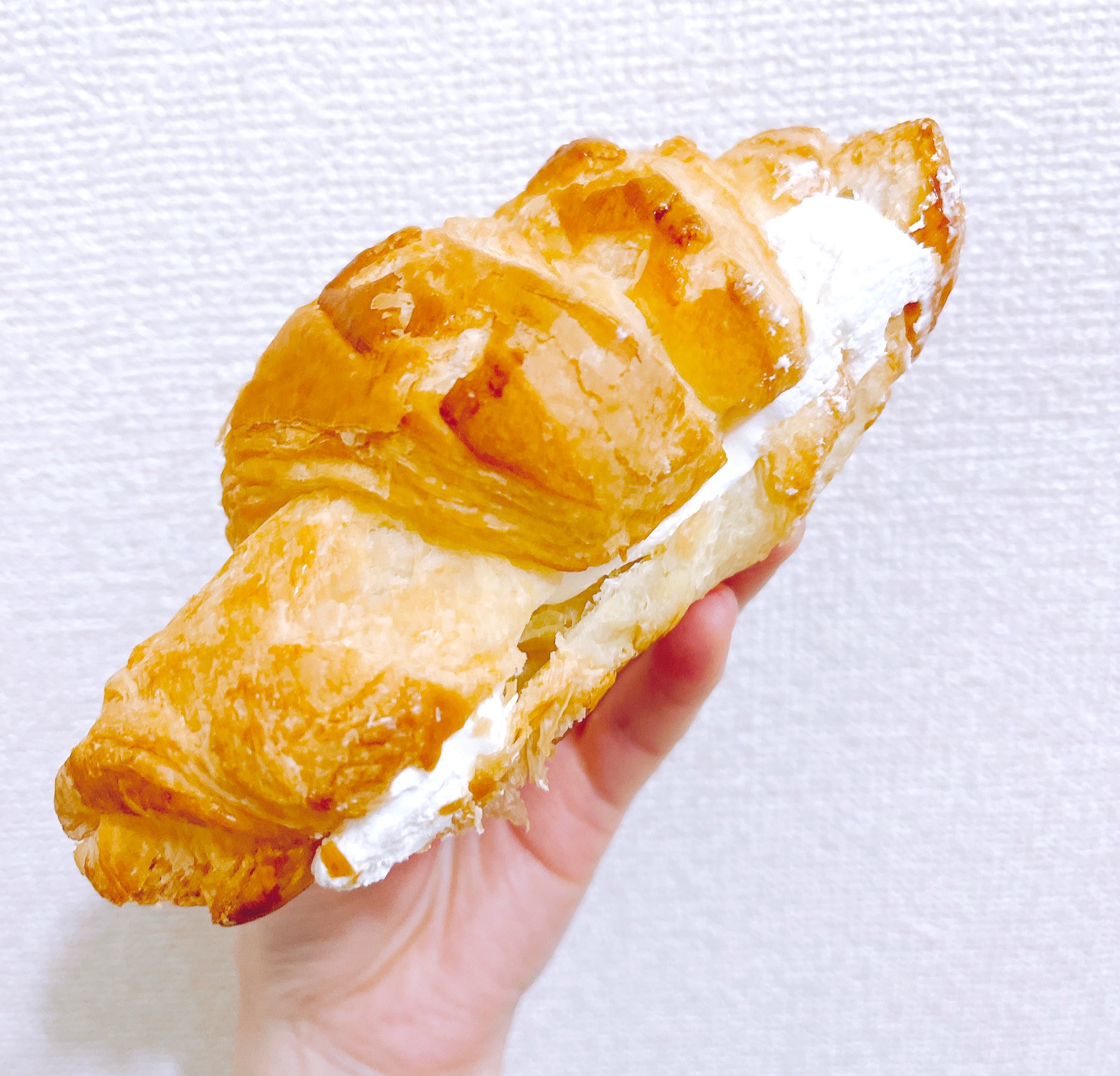 夜食人間 ローソン Milk クロワッサン 税込140円 344kcal 別商品クリーミーホイップデニッシュとほぼ同じ味がする 違いを教えて偉い人 厚めのクロワッサンにホイップクリームがたっぷり 生地はデニッシュっぽい 肝心の クリームは植物油が強