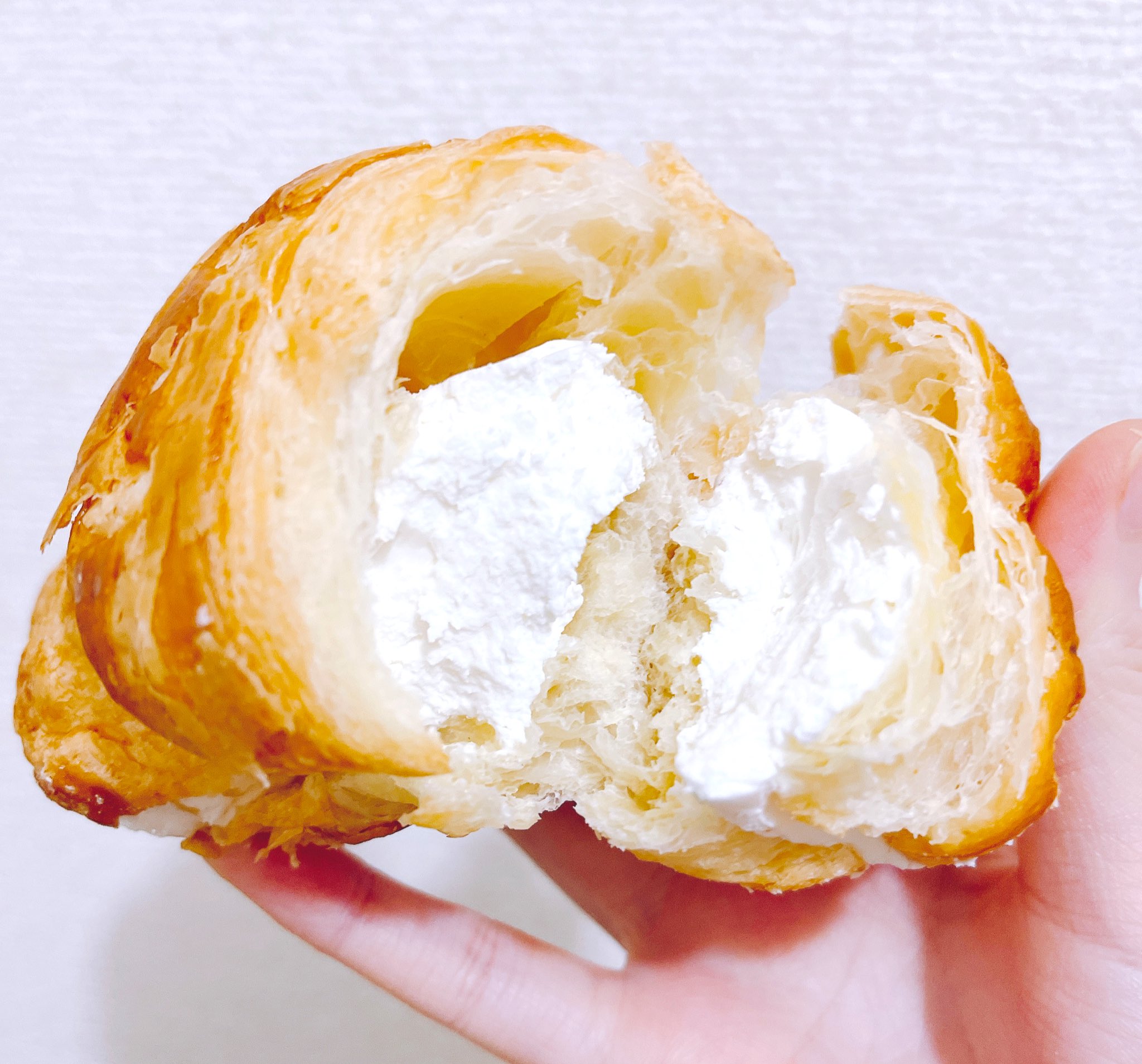 夜食人間 ローソン Milk クロワッサン 税込140円 344kcal 別商品クリーミーホイップデニッシュとほぼ同じ味がする 違いを教えて偉い人 厚めのクロワッサンにホイップクリームがたっぷり 生地はデニッシュっぽい 肝心の クリームは植物油が強