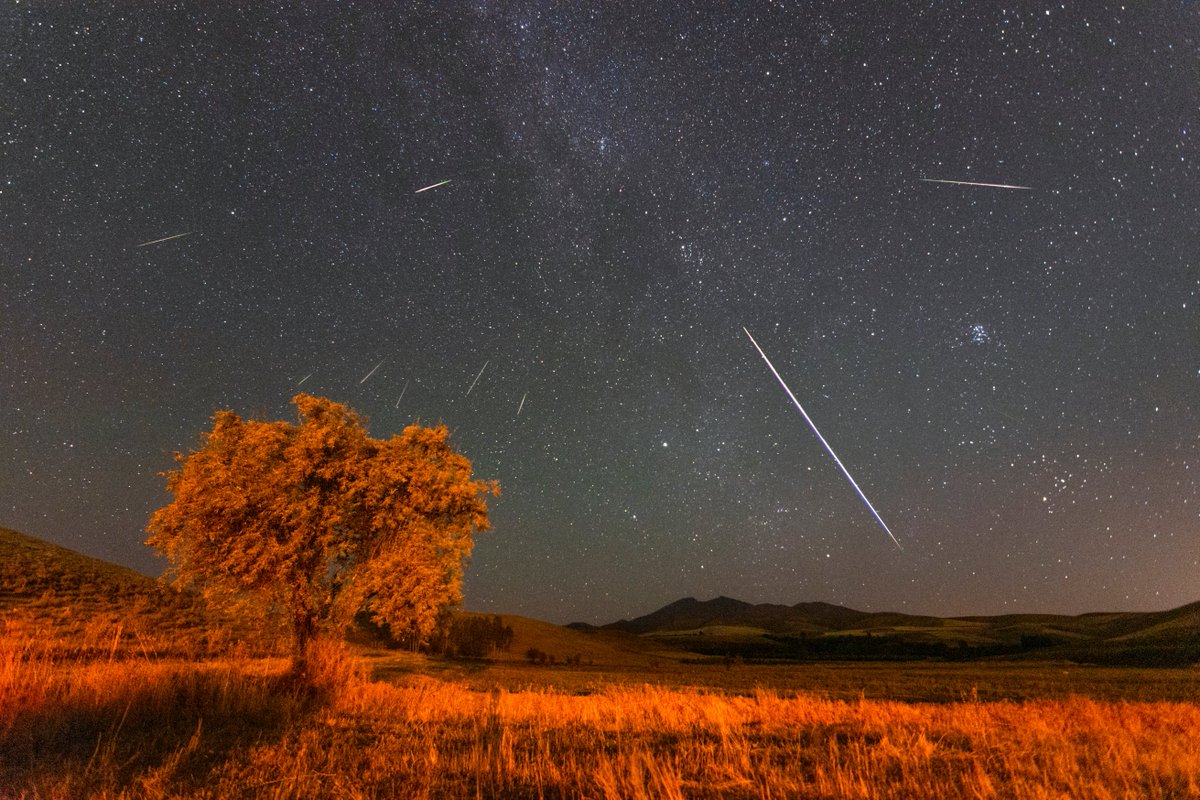 Perseid meteor shower 2018! 
Do you want to see this as #NFT?

#NFTs #NFTCommunity #NFTartist #nftcollector #NFTartists #nftphotographer #nftphotography #nftphotographers #cryptoart #LunarEclipse #moon #volcano #NASA #youresa #astronomy #ESA #perseid #tagyourgenesisfor888