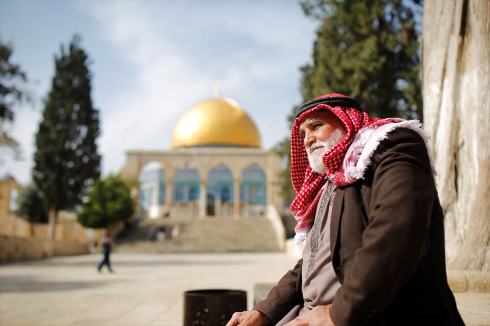iOmarkousa's tweet photo. جدي في المسجد الاقصى بعد غياب ٤٠ سنه ❤️🇵🇸 https://t.co/BCXwB09MXm