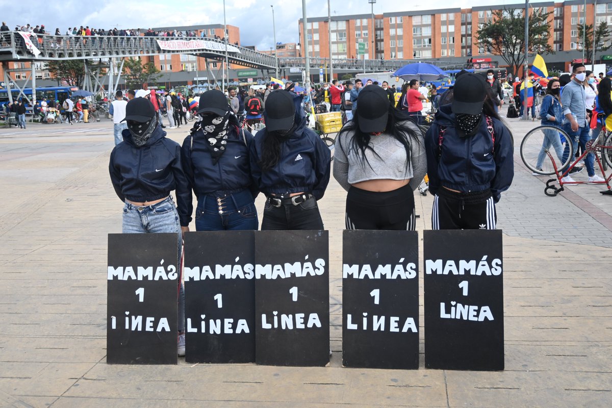 AnalisisUrbano's tweet photo. #Homenaje 🇨🇴 #MamásPrimeraLinea #LoHace @heidy_up "Máximo respeto y admiración por estas madres que resisten desde el Espacio Humanitario de Portal Américas. ¡Basta ya de violaciones a los DDHH por parte de la fuerza pública! #DesmonteDelESMADYa"

https://t.co/SSQ9KhIOZE