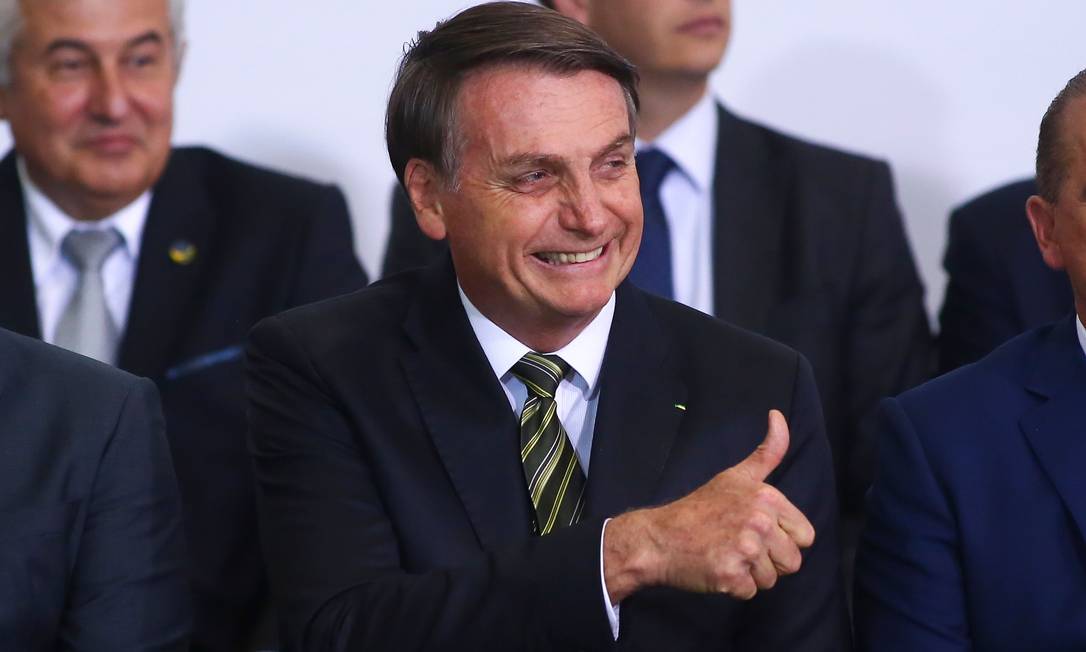AltMediaOK's tweet photo. "Actividad esencial es toda aquella actividad por la cual un jefe de familia lleve el pan a su casa" @jairbolsonaro https://t.co/N3S33whRgi