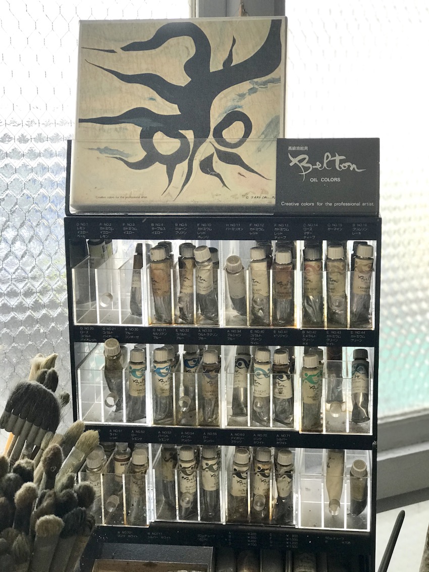 アトリエの絵の具をお近くでご覧頂きましょう！ こちらは太郎さんが