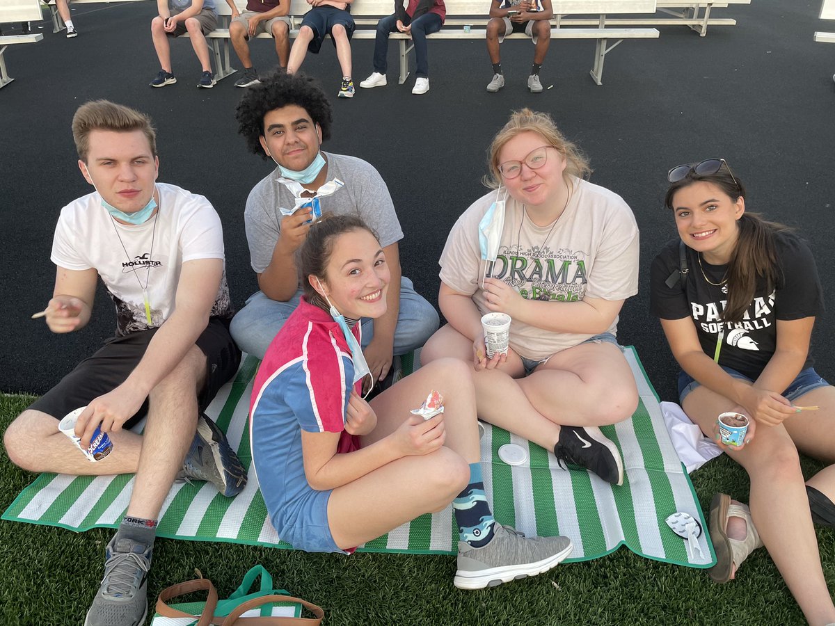 olchsseniors's tweet photo. Day 20: if there were any positive outcomes of the pandemic, tonight was one of them. #olchspride #seniorsunset #olchsseniors #21daycountdown #classof21🎓 https://t.co/0sBQjTk2DC