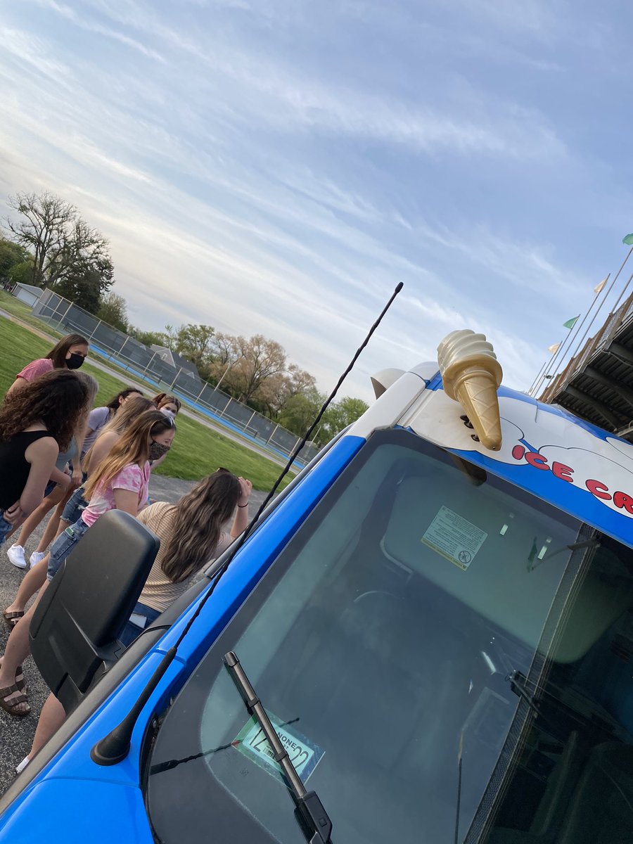 olchsseniors's tweet photo. Day 20: if there were any positive outcomes of the pandemic, tonight was one of them. #olchspride #seniorsunset #olchsseniors #21daycountdown #classof21🎓 https://t.co/0sBQjTk2DC