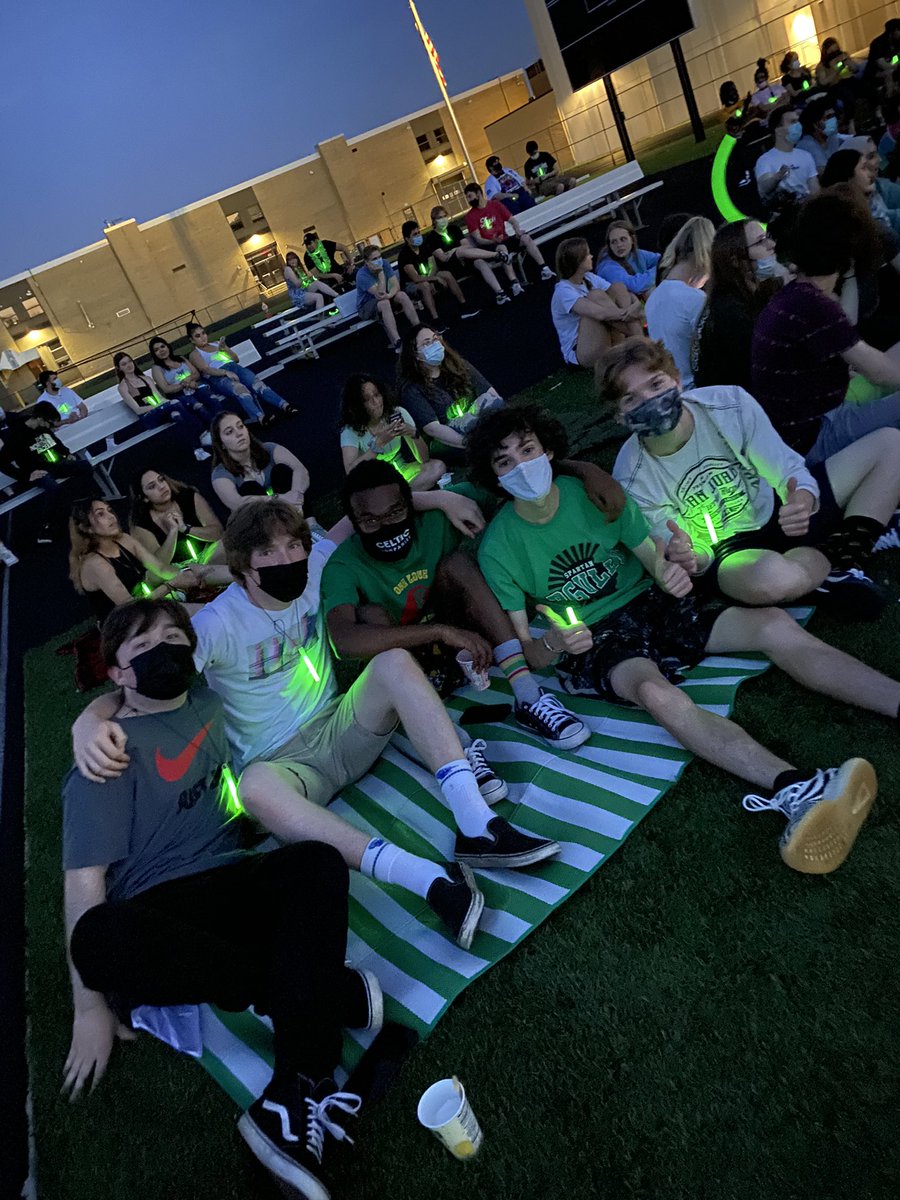 olchsseniors's tweet photo. Day 20: if there were any positive outcomes of the pandemic, tonight was one of them. #olchspride #seniorsunset #olchsseniors #21daycountdown #classof21🎓 https://t.co/0sBQjTk2DC