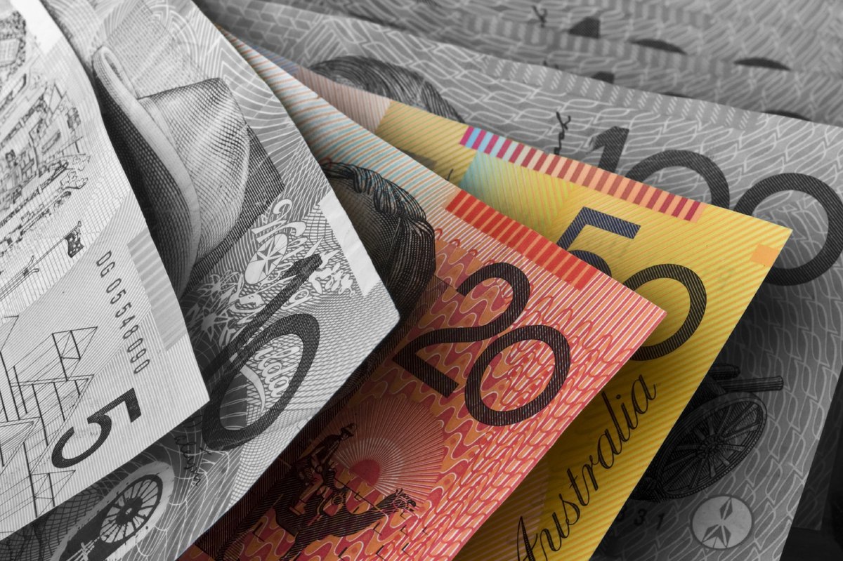 IPAustralia's tweet photo. Who invented the polymer banknote? 💵 

The first concept was patented by the Reserve Bank of Australia and CSIRO in 1976 and incorporated many new security features. Patents encourage Australians to develop new and useful inventions: https://t.co/DpqeKgY3r1

#AussieHistory https://t.co/s7ZBfzih31