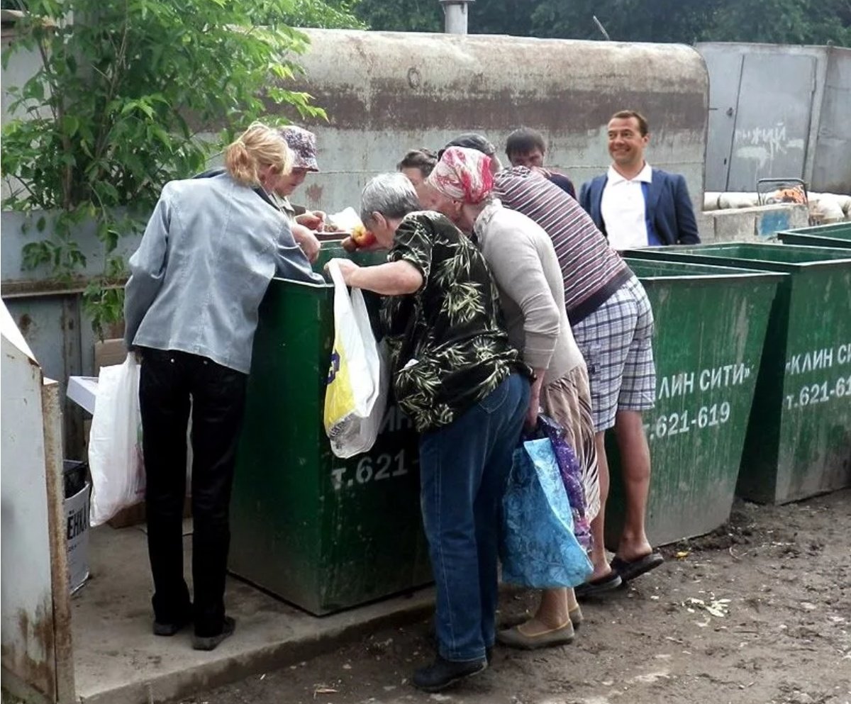 Искать мусорку. Пенсионеры роются в мусорных Баках. Пенсионеры на помойке в России.