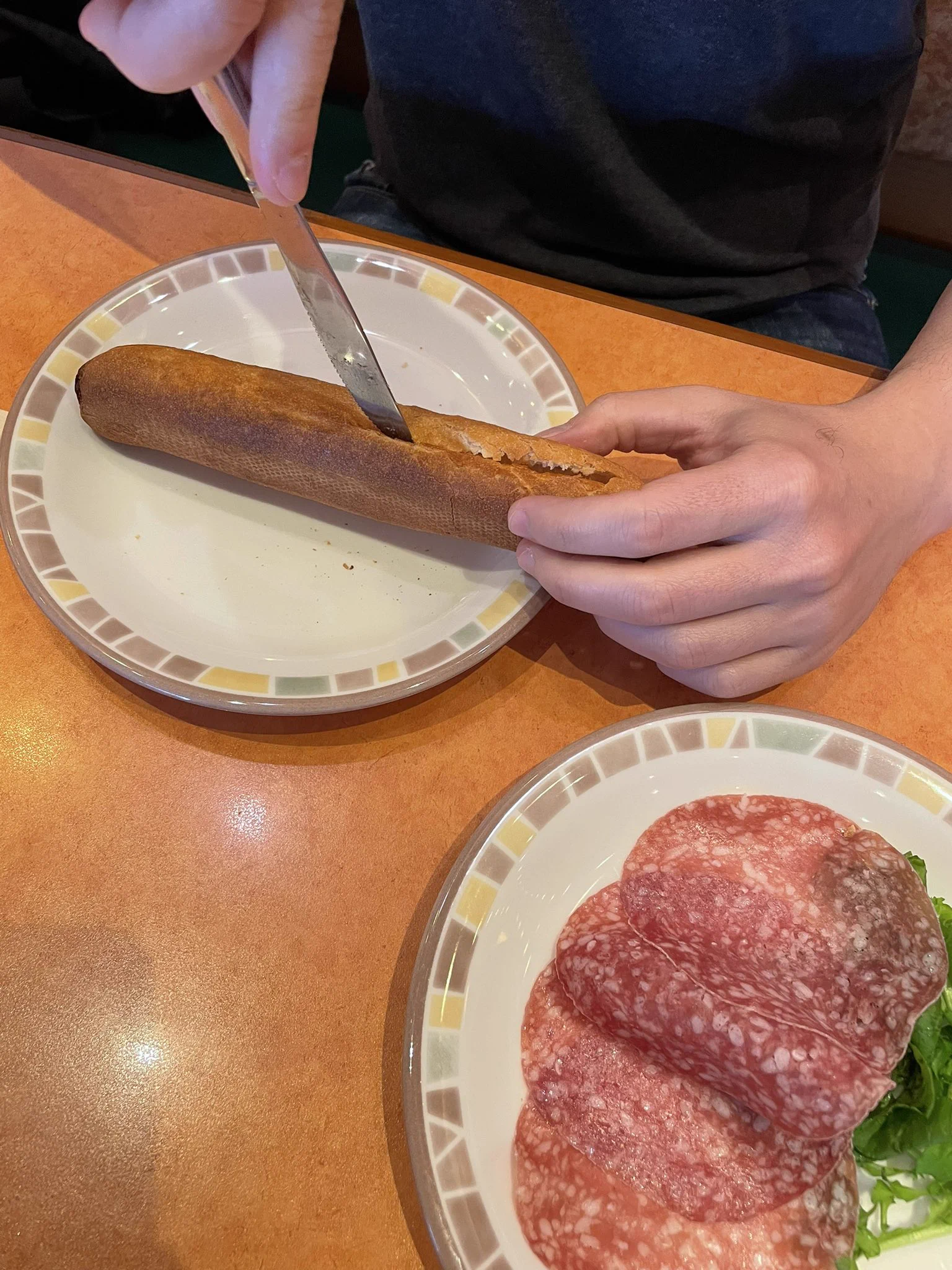 サイゼリヤにある単品メニューの美味しい食べ方講座！フィセルとサラミの組み合わせが相性抜群！