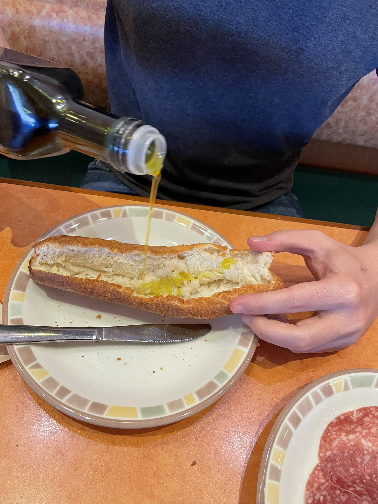マッシ 日伊逐次通訳者 サイゼリヤの美味しい食べ方 その1 熱々のフィセルを半分に切ってオリーブオイル と塩をかける サラミと葉っぱを挟んでもう一度軽く塩をかけてぎゅっと挟むと完成 このままでもシンプルで美味しいけど お好みで
