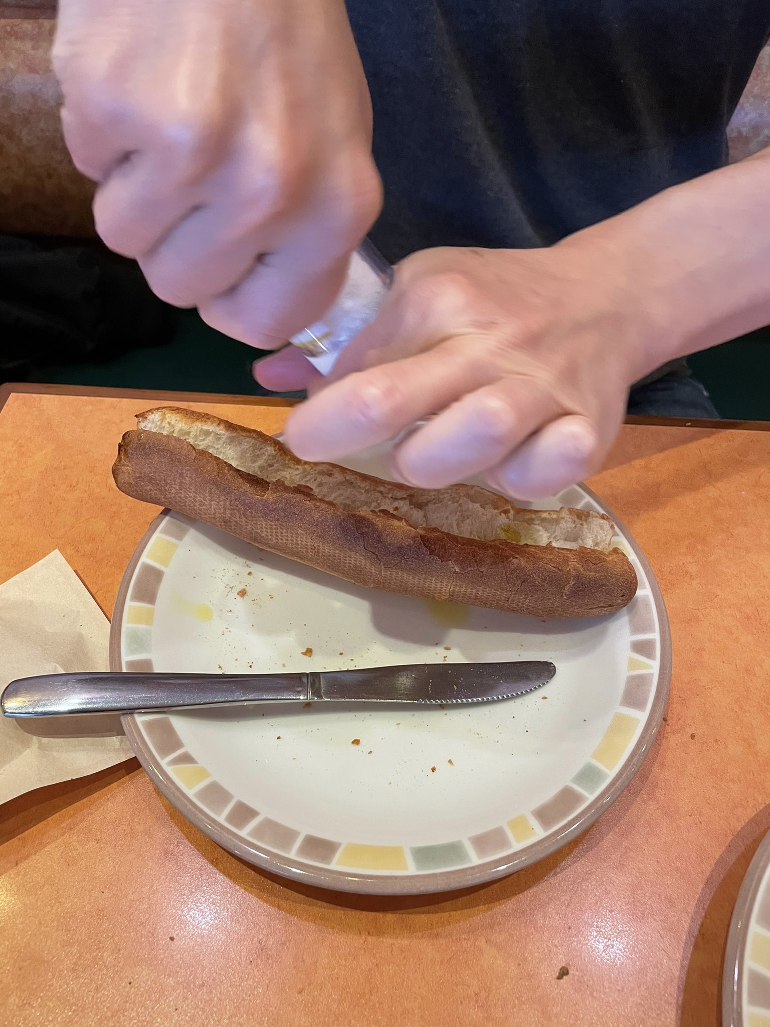 マッシ 日伊逐次通訳者 サイゼリヤの美味しい食べ方 その1 熱々のフィセルを半分に切ってオリーブオイル と塩をかける サラミと葉っぱを挟んでもう一度軽く塩をかけてぎゅっと挟むと完成 このままでもシンプルで美味しいけど お好みで