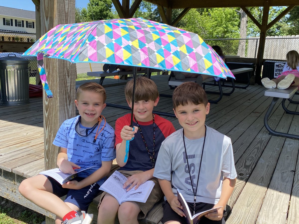 courtneyspecial's tweet image. Aside from reading Thelma the Unicorn, we enjoyed reading under our umbrellas for “U” day! #specialeclass #countdowntosummer ⁦@EESPrincipal⁩