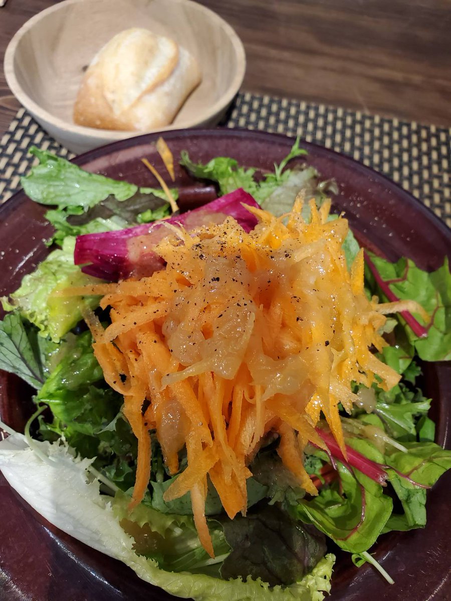 マザーソーヤ 本日のランチ のセットのサラダ山盛りです お野菜がたっぷり食べられると嬉しいですね ムシムシしてるからサラダでさっぱり Mothersoya マザーソーヤ 本日のランチ のセットのサラダ山盛りです お野菜がたっぷり食べられると嬉しいですね ムシムシしてるからサラダでさっぱり Mothersoya
