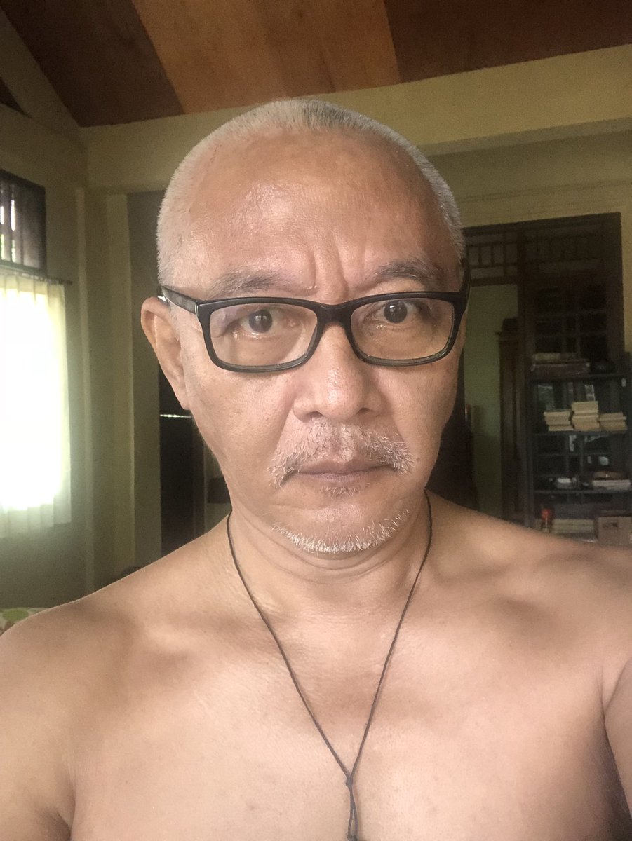 sudjiwotedjo's tweet photo. Tebak knp sekarang aku sampai menggundul pala? Yg terbaik kuhadiahi buku #Rahvayana : #AkuLalaPadamu dan buku #LupaEndonesa ..22nya edisi terbaru. Sertakan hestek #KenapaMbahJiwoGundul https://t.co/O3kPaINpNU