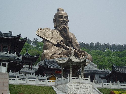 "El que todo lo juzga fácil encontrara la vida difícil". 
Lao-Tsé
#Fuedicho